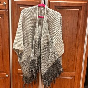 NWOT American Eagle Outfitters Cream and Gray Knit Shawl